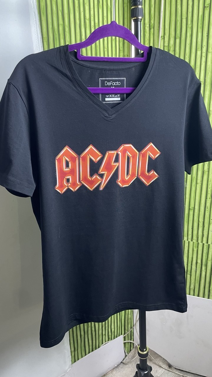 Тёмная футболка с принтом AC/DC