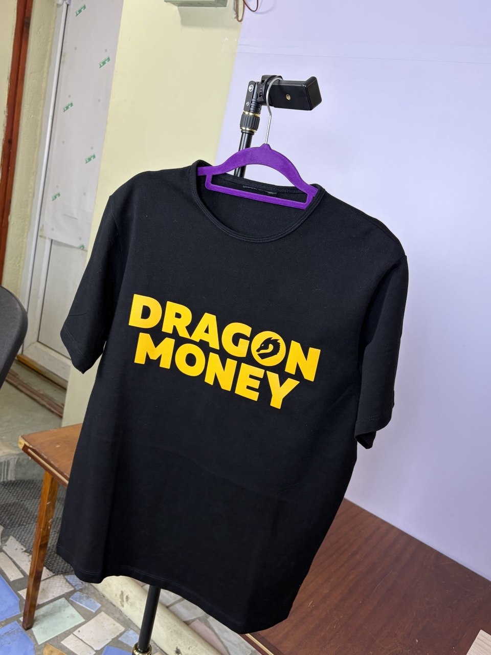 Чёрная футболка с яркой надписью Dragon Money