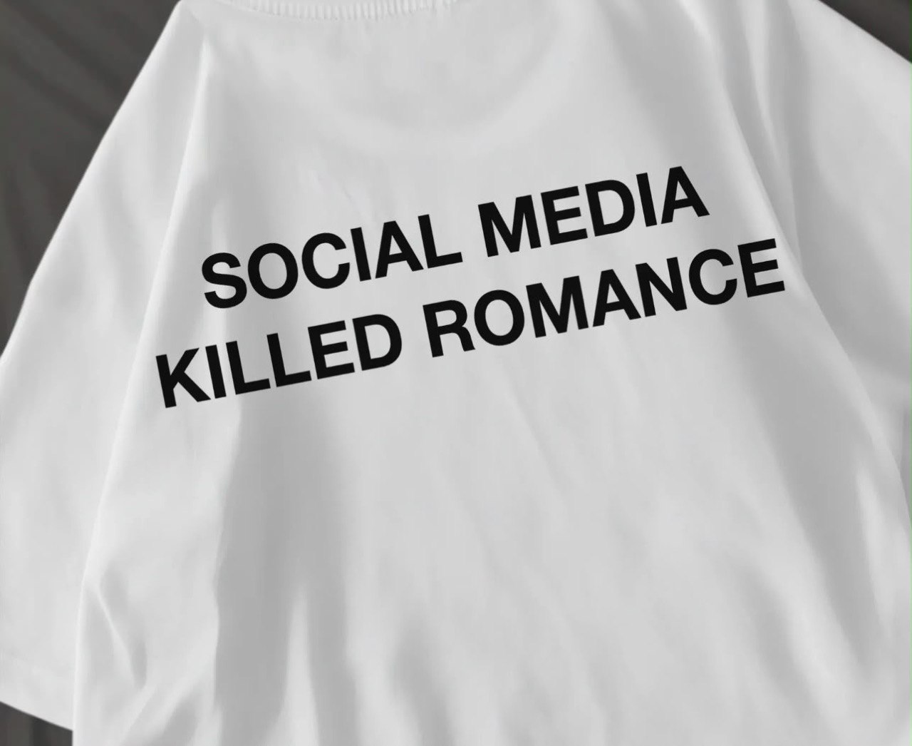 Белая футболка с надписью Social Media Killed Romance